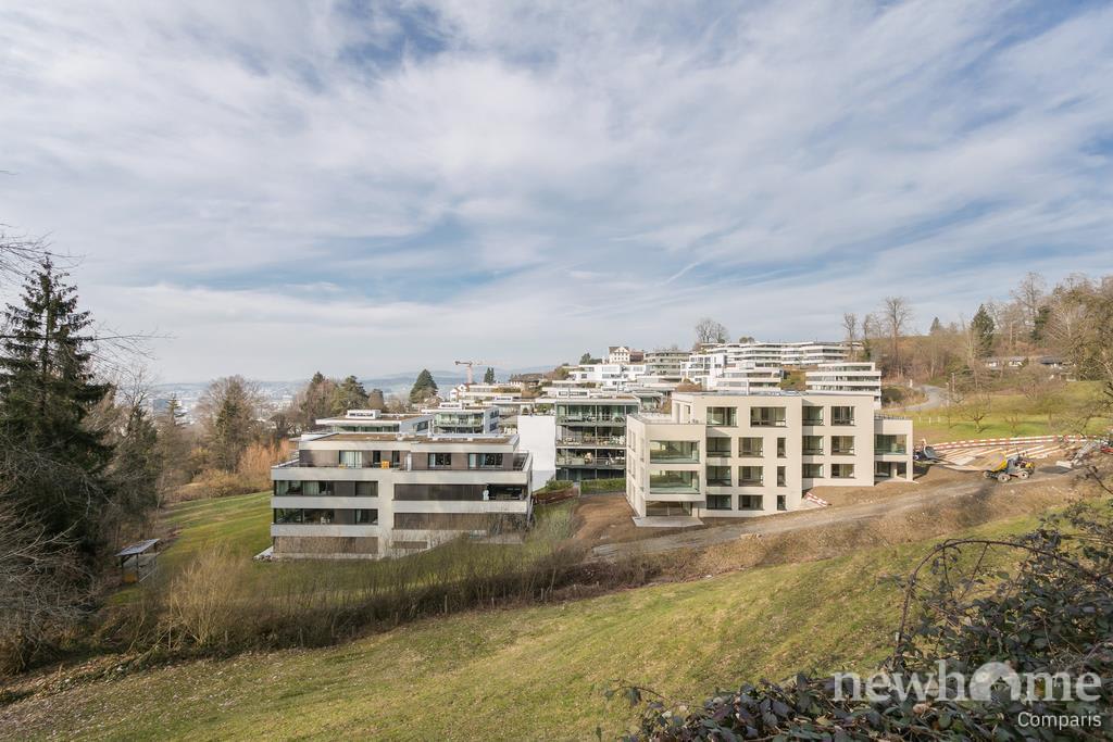 Bild Gartensitzplatz mit Sicht auf den Kinderspielplatz